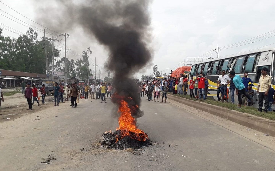 মহাসড়কে তীব্র যানজট, আগুন জ্বালিয়ে বিক্ষোভ