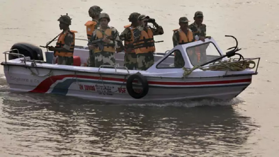 বিএসএফ কর্তৃক পাকিস্তানি নৌকা আটক