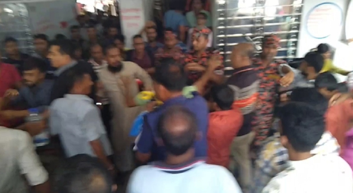 পটুয়াখালীতে ঘাট ইজারাদারের নেতৃত্বে লঞ্চে হামলা