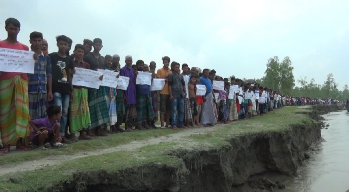যমুনায় অবৈধভাবে বালু উত্তোলন করার প্রতিবাদে মানববন্ধন