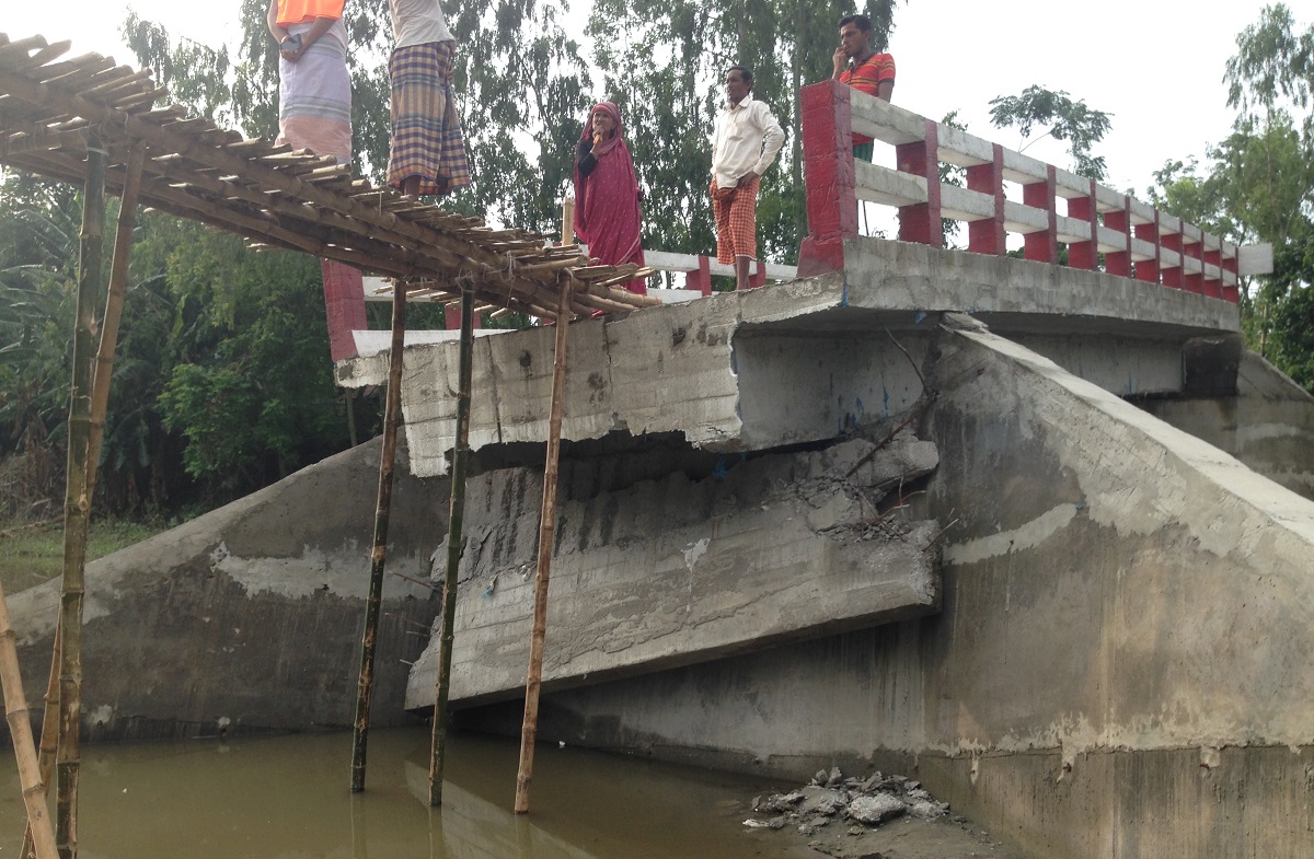 ৩ মাসের মাথায় ভেঙে গেলো ব্রিজ, বাঁশের সাঁকো দিয়ে চলাচল