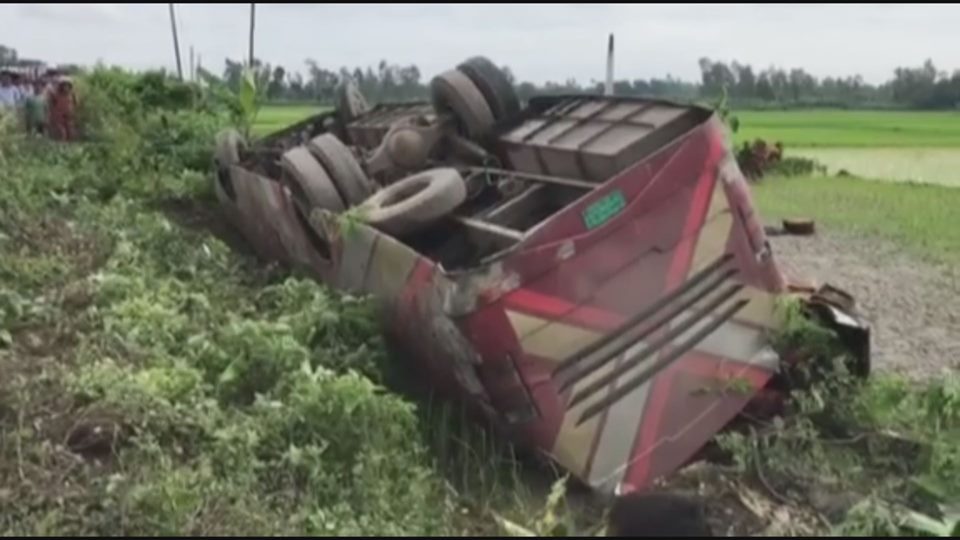 যাত্রীবাহী বাস খাদে, নিহত ১