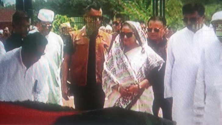 অধ্যাপক মোজাফফরের কফিনে প্রধানমন্ত্রীর শ্রদ্ধা