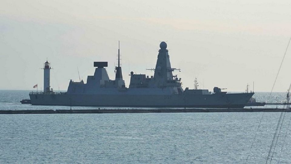 ইরানি বাহিনীর ব্রিটিশ যুদ্ধজাহাজ তাড়া করার ভিডিও ভাইরাল