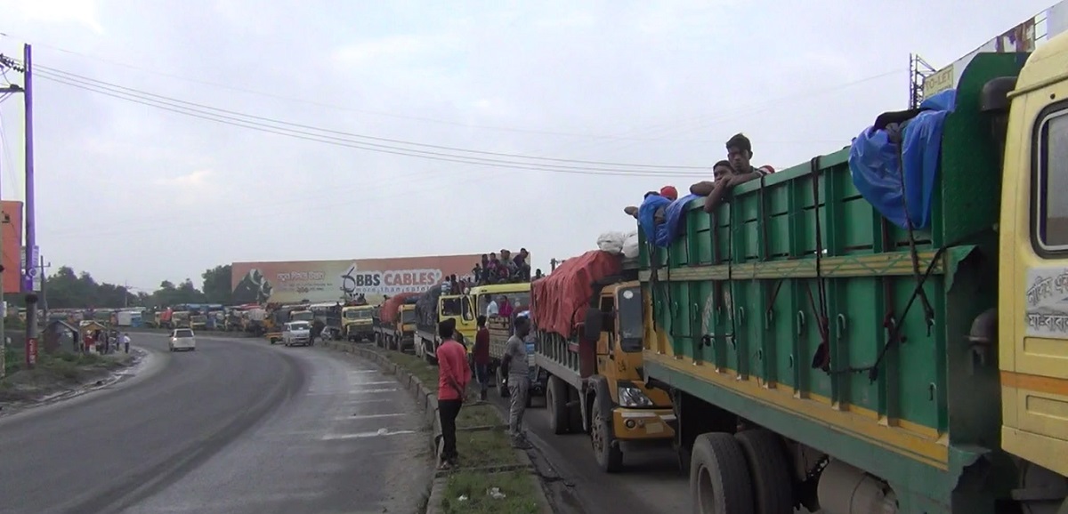 মির্জাপুর থেকে বঙ্গবন্ধু সেতু পর্যন্ত ধীরে ধীরে চলছে গাড়ি