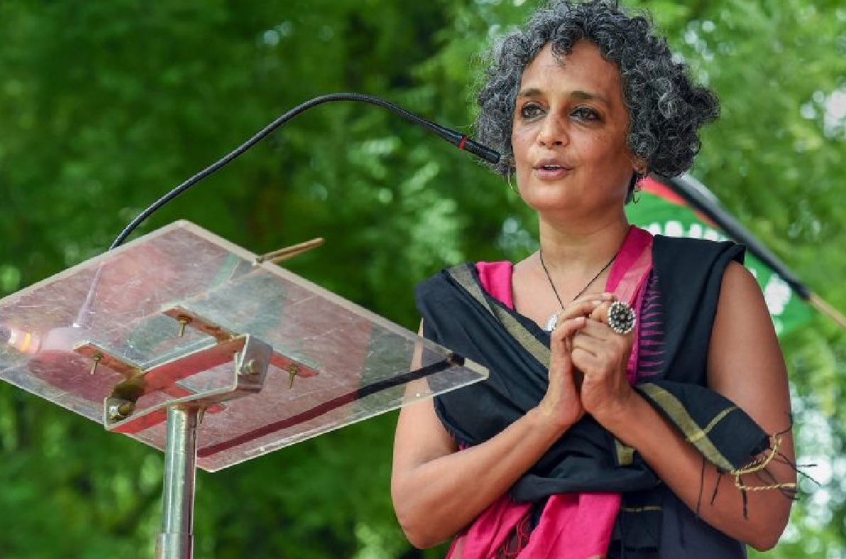 সেনাবাহিনী নিয়ে মন্তব্যের জন্য ক্ষমা চাইলেন অরুন্ধতী রায়