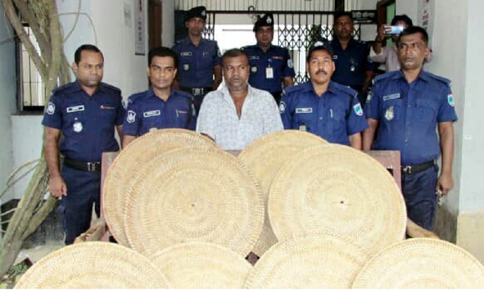 ঝিনাইদহে দেশীয় ঢাল উদ্ধার, আটক ১