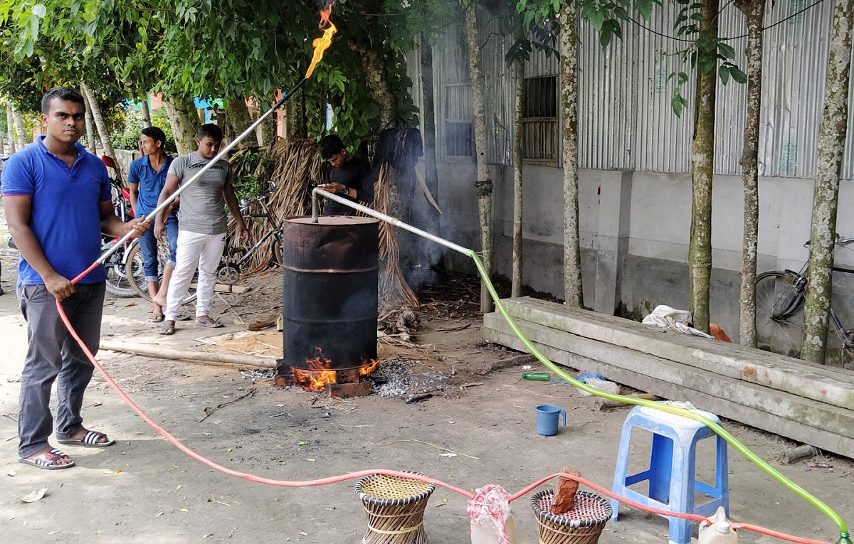 প্লাস্টিক পুড়িয়ে রোস্তমের জ্বালানী তেল!