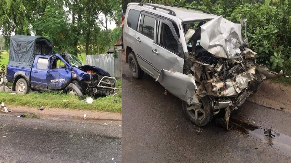 নাটোরে পুলিশ পিকআপ ও মাইক্রোর সংঘর্ষে নিহত ১
