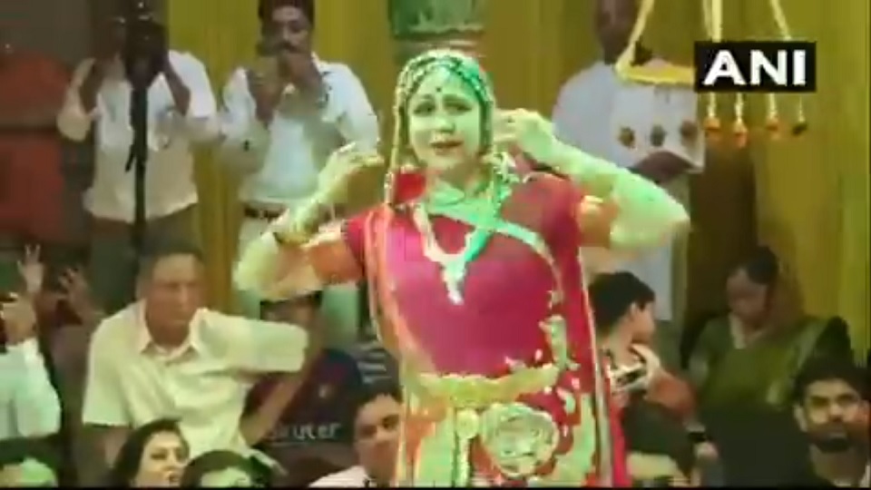 বৃন্দাবনে নাচলেন বিজেপি নেত্রী!