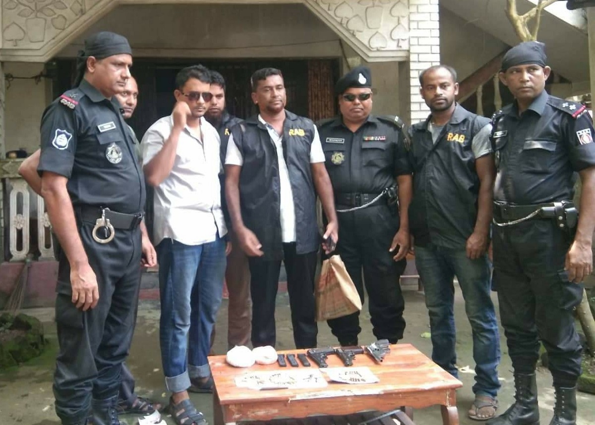 চুলার ভিতর থেকে বিদেশী পিস্তল উদ্ধার, আটক ১