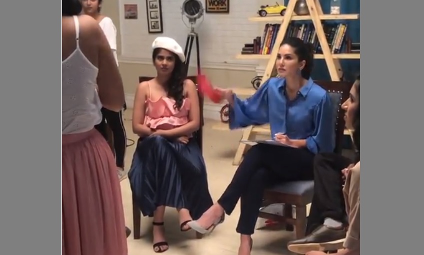 অভিনেত্রীর ওপর জুতা ছুড়ে মারলেন সানি!