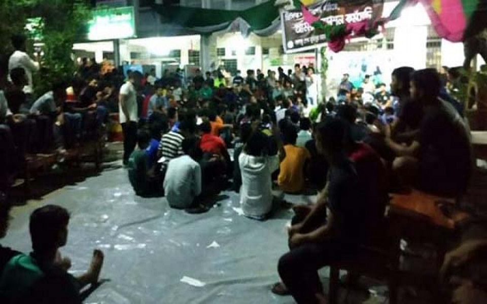 বশেমুরবিপ্রবি-তে ভিসির পদত্যাগের দাবীতে তৃতীয় দিনের মতো আন্দোলনে শিক্ষার্থীরা