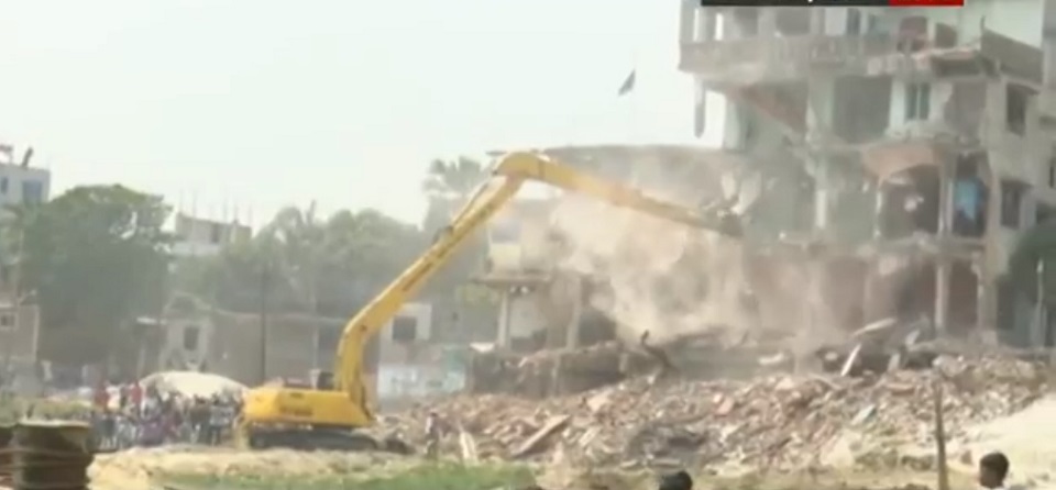 তুরাগ তীরে দেড় কিলোমিটার জুড়ে উচ্ছেদ অভিযান পাউবো’র