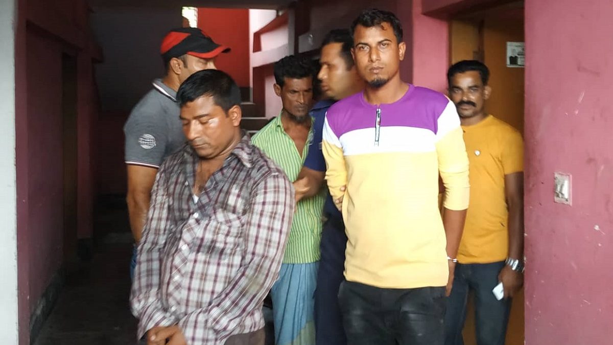 আবাসিক হোটেল থেকে আটক ৪