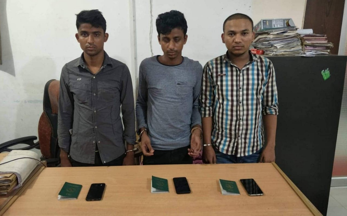 বাংলাদেশি পাসপোর্টসহ ৩ রোহিঙ্গা আটক