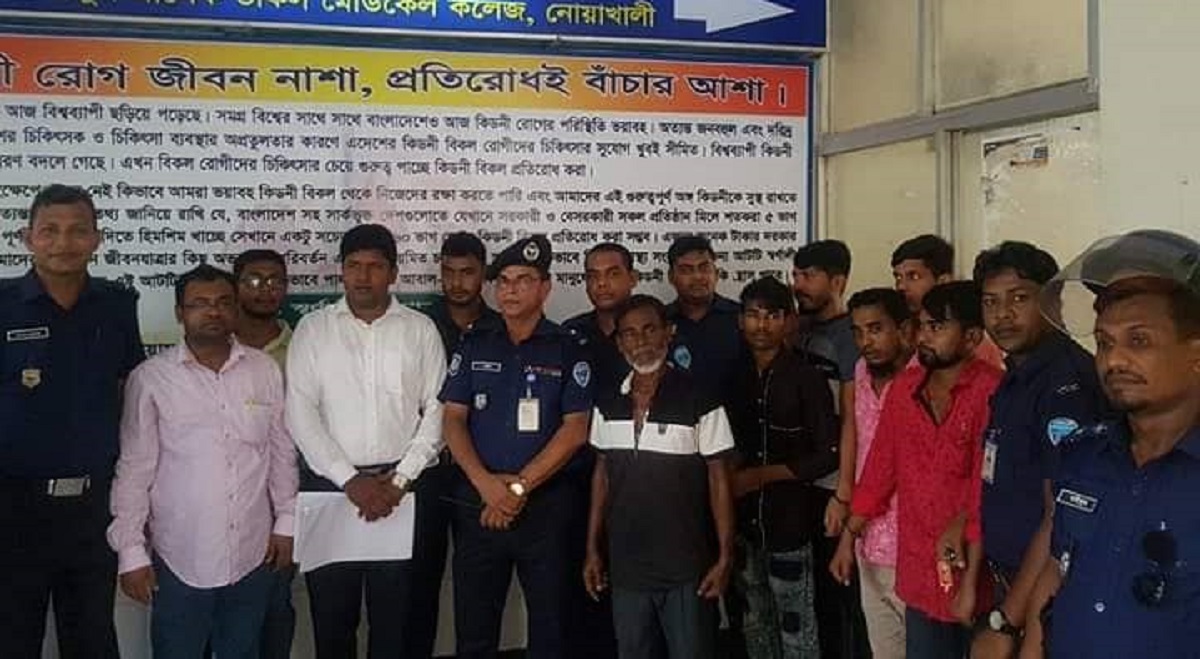 নোয়াখালী জেনারেল হাসপাতালে ৬ দালাল আটক