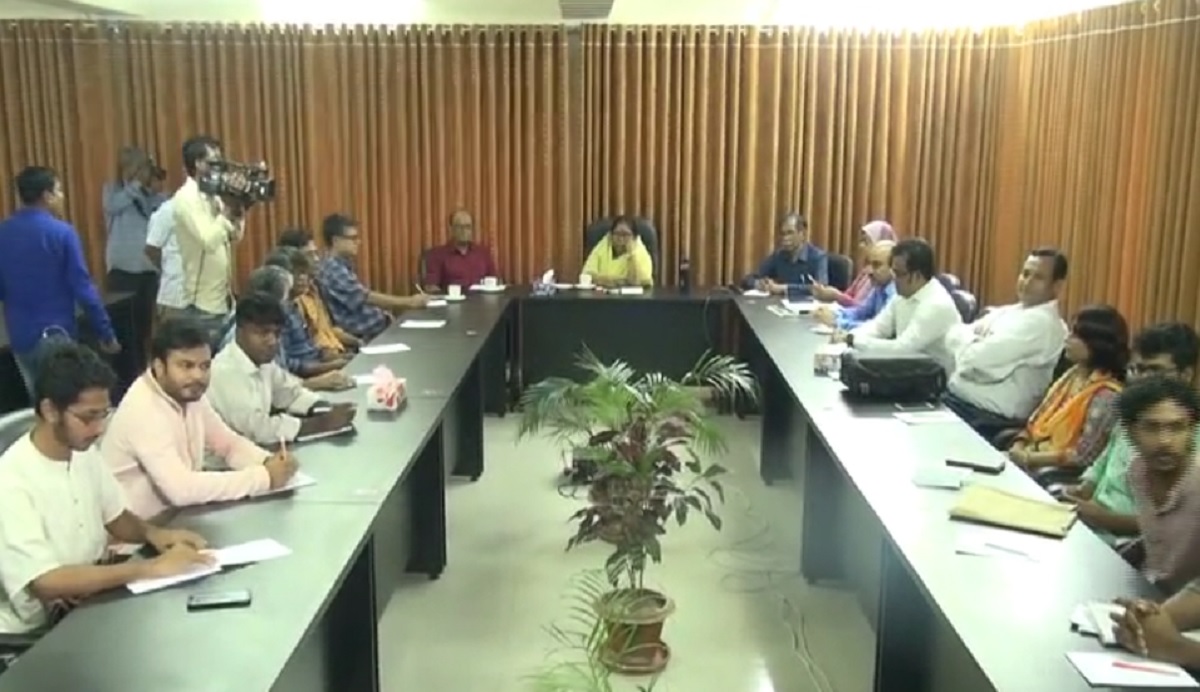 আন্দোলনরত শিক্ষক ও শিক্ষার্থীদের সাথে জাবি প্রশাসনের বৈঠক