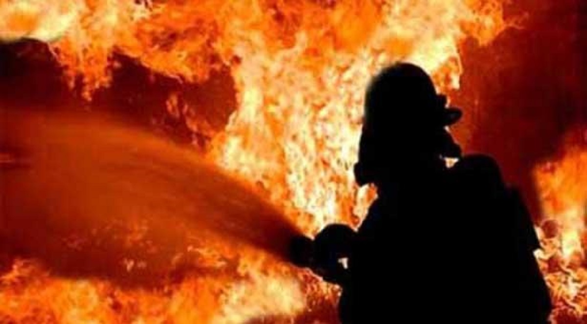 আশুলিয়ায় সুতার কারখানায় আগুন