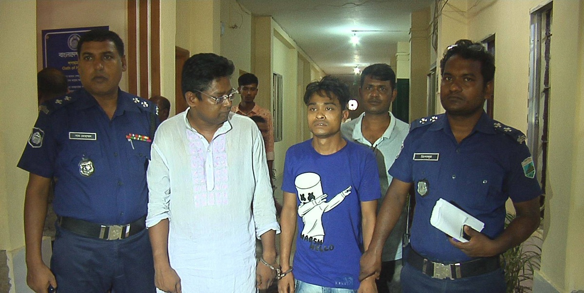 ৪ বছরের শিশুকে ধর্ষণের অভিযোগে গ্রেফতার সৎবাবা