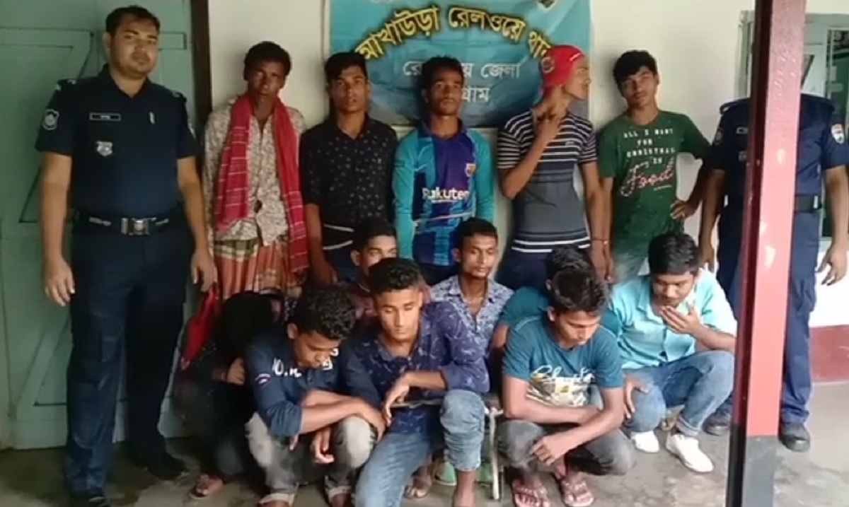 আখাউড়ায় ট্রেনের ছাদে ভ্রমণের দায়ে আটক ১৩