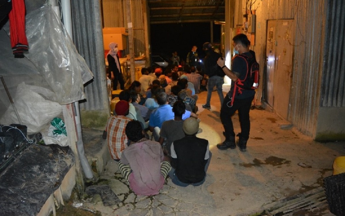 মালয়েশিয়ায় সবজি বাগানে অভিযান, ১২ বাংলাদেশি আটক