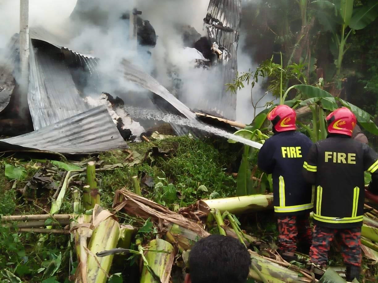গোডাউনে আগুনঃ ৯৯৯ এ কল করে ফায়ার সার্ভিস ডাকলো প্রত্যক্ষদর্শী