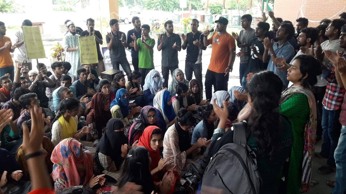 আইন ডিগ্রির দাবিতে পবিপ্রবি’র শিক্ষার্থীদের অবস্থান ধর্মঘট