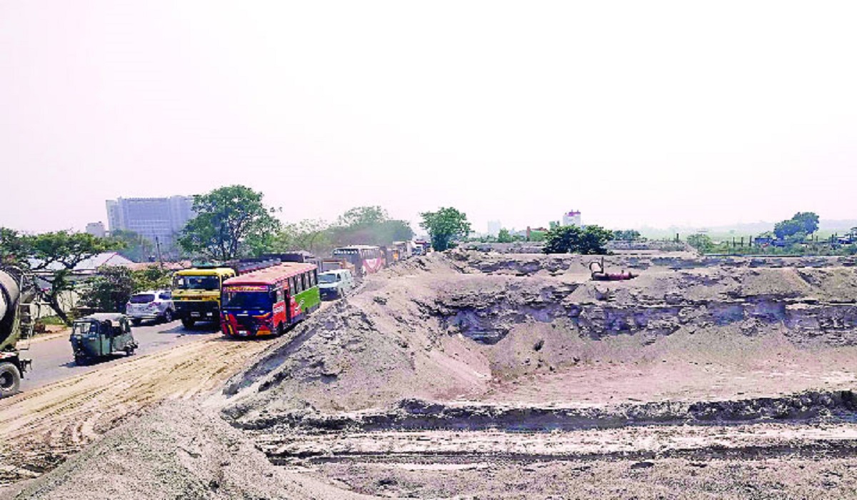 সড়ক দখল করে বালুমহাল