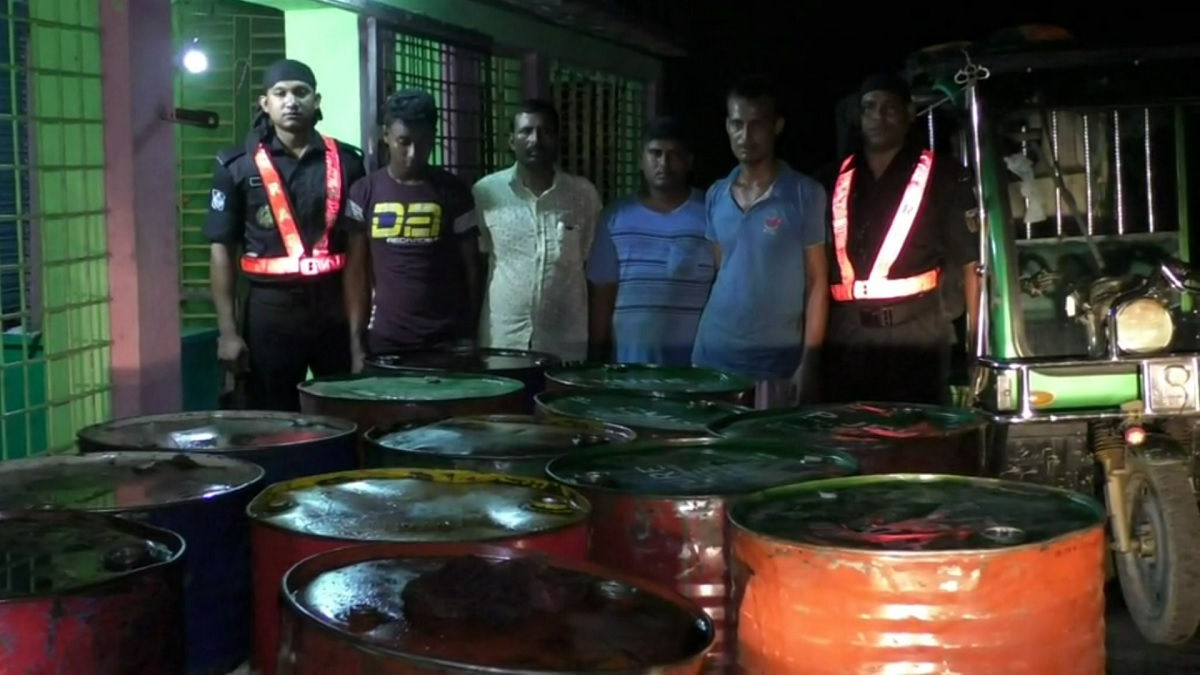 নাটোরে ট্রেনের চোরাই তেলসহ চারজন আটক