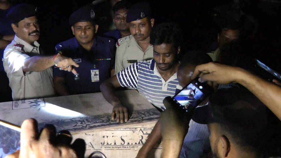 চুয়াডাঙ্গায় বিএসএফ’র গুলিতে নিহত বাংলাদেশীর মরদেহ হস্তান্তর