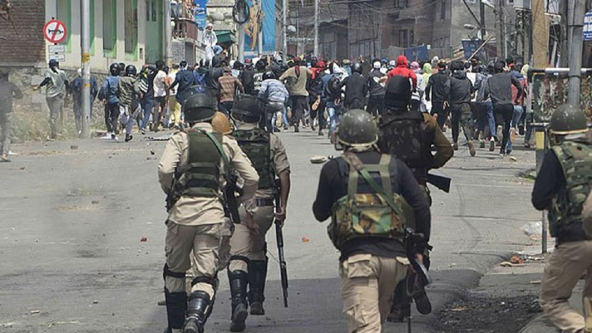 কাশ্মিরি যুবকের মৃত্যুতে উত্তেজনা, শ্রীনগরে ফের কারফিউ