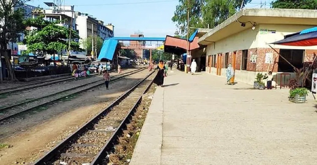 ছাত্রলীগ সভাপতির বহিষ্কারের দাবিতে উত্তাল চবি, শাটল ট্রেন বন্ধ