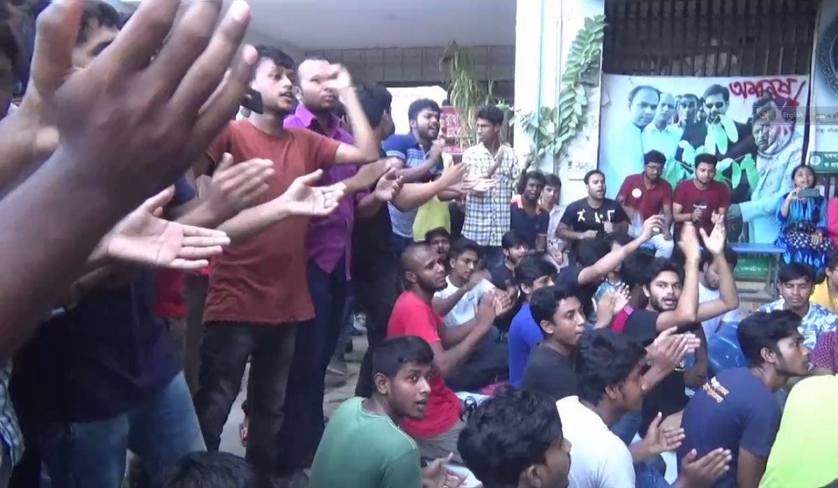 বশেমুরবিপ্রবি ভিসির পদত্যাগের দাবিতে আমরণ অনশনে শিক্ষার্থীরা