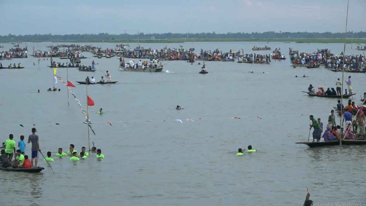 নওগাঁয় গ্রাম বাংলার ঐতিহ্যবাহী নৌকাবাইচ