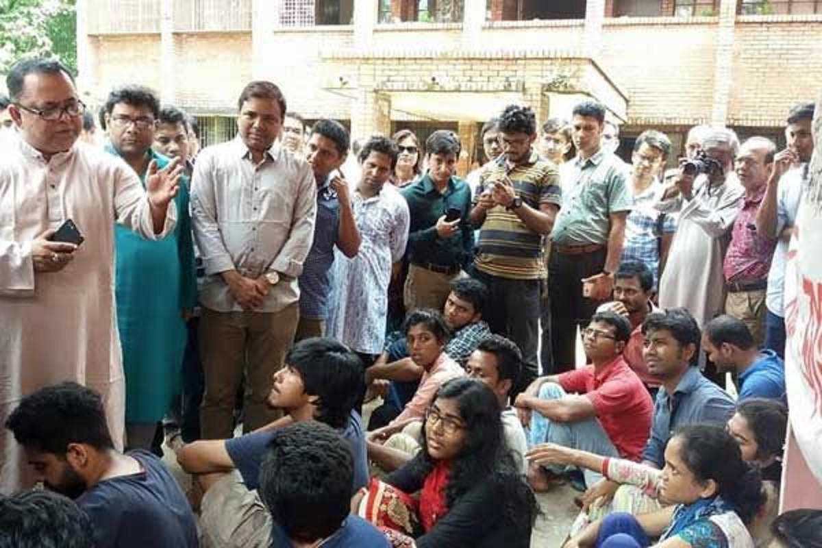 জাবিতে আন্দোলনকারীকে ছাত্রলীগ নেতার মারধর, প্রতিবাদে প্রশাসনের সঙ্গে বৈঠক বাতিল