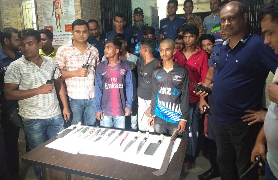 ভৈরবে দেশীয় অস্ত্রসহ ১১ ছিনতাইকারী গ্রেফতার