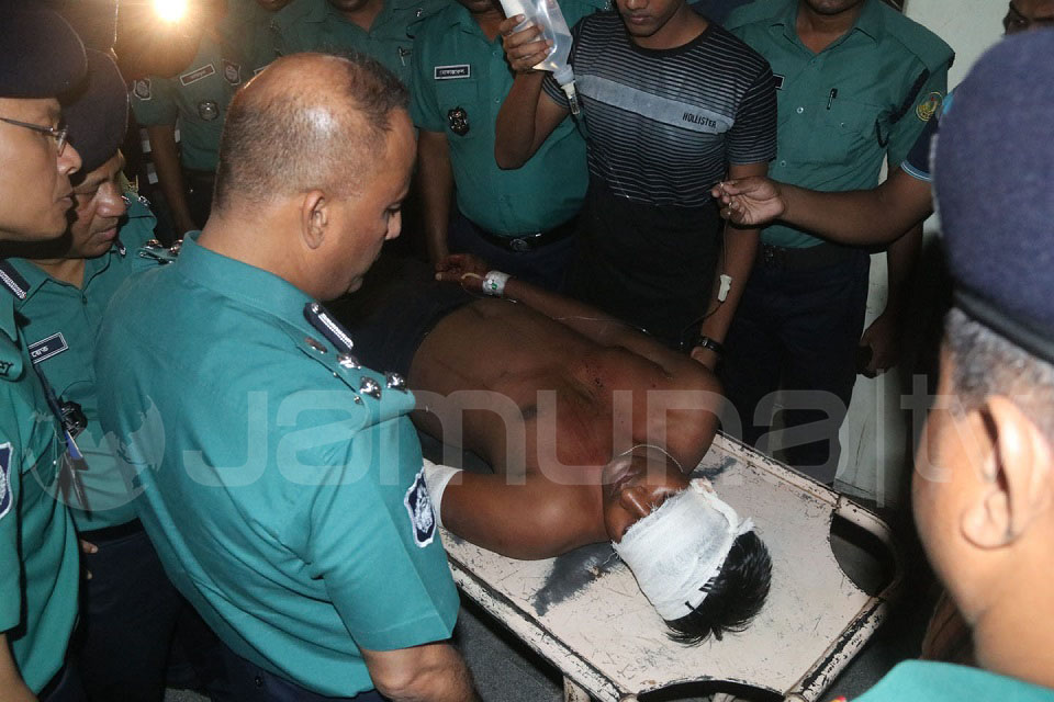 পুলিশ সদস্যকে কুপিয়ে জখম