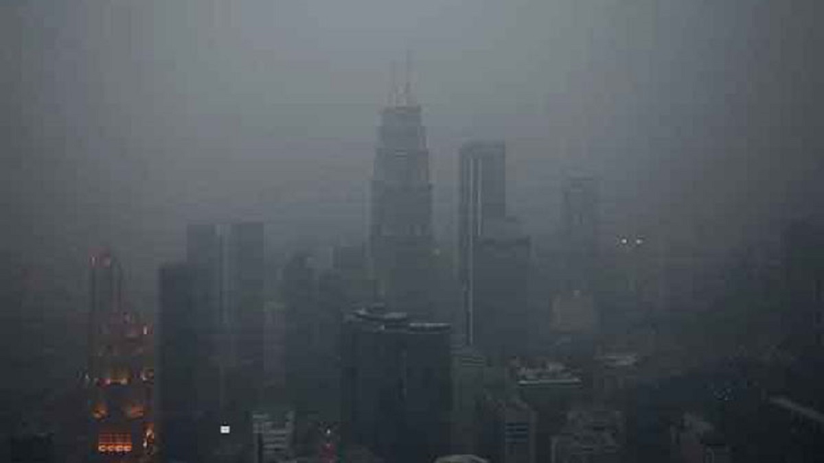 ইন্দোনেশিয়ার দাবানলের ধোঁয়ায় আচ্ছন্ন মালয়েশিয়া