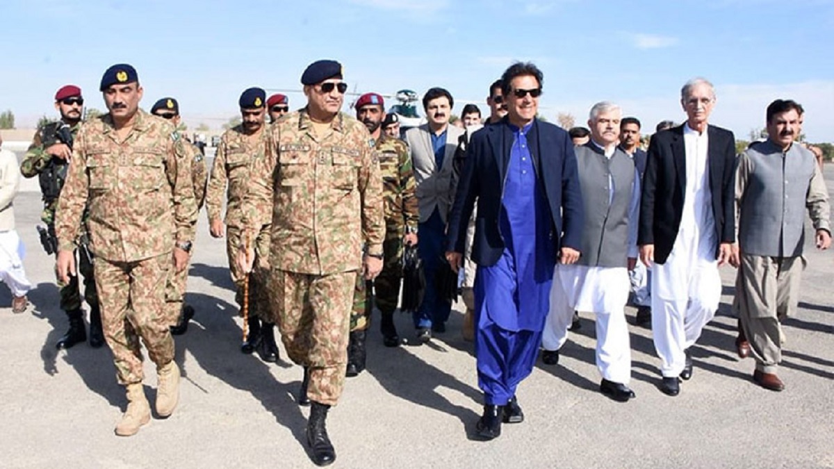 সীমান্তে সেনা সদস্যদের সাথে দেখা করেছেন ইমরান খান