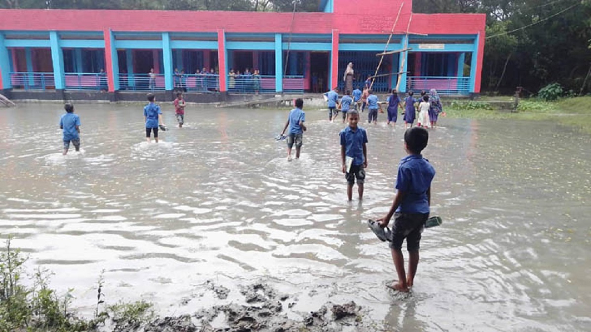 একহাতে বই, অন্য হাতে জুতা নিয়ে স্কুলে শিক্ষার্থীরা