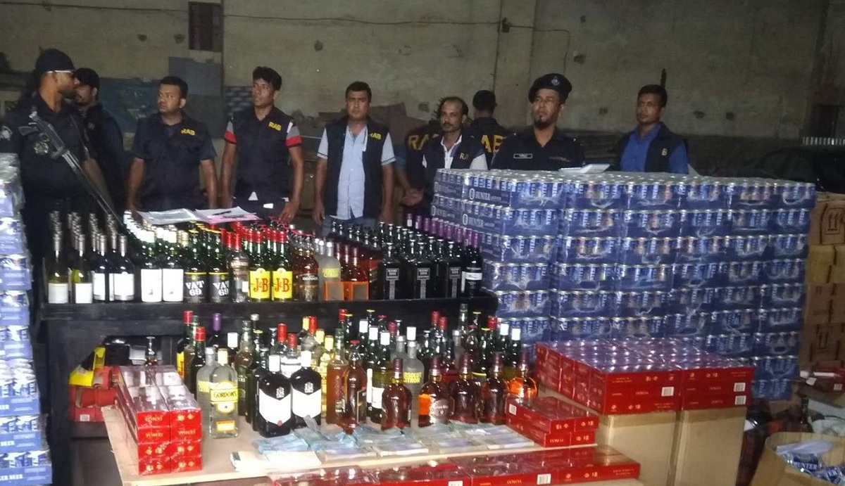 ফুওয়াং ক্লাবে বিদেশি মদ জব্দ, আটক ৩