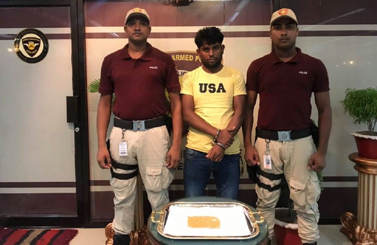 পাকস্থলিতে পাঁচশত ইয়াবাসহ বিমানবন্দরে আটক