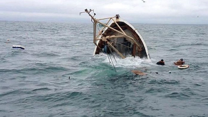 অর্ধশত ছাত্রী নিয়ে শীতলক্ষ্যা নদীতে ডুবলো নৌকা