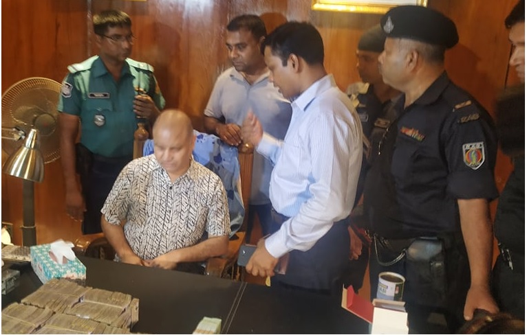 ‘আল্লাহর ওয়াস্তে ছবি তুইলেন না, আমাকে বেইজ্জতি কইরেন না’