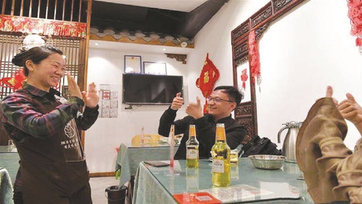 চুপকথার রেস্টুরেন্ট, সব কথা ইশারায়!