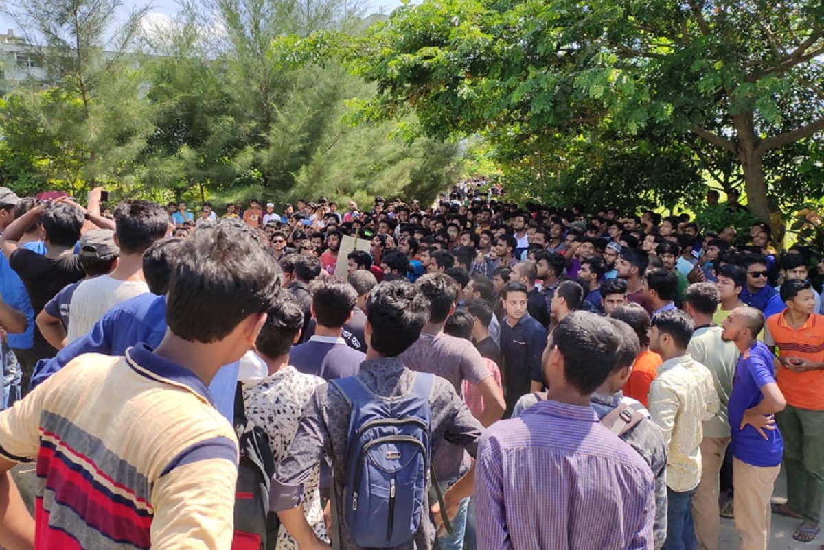 বশেমুরবিপ্রবি’র ভিসির পদত্যাগের দাবিতে আন্দোলনে শিক্ষার্থীরা