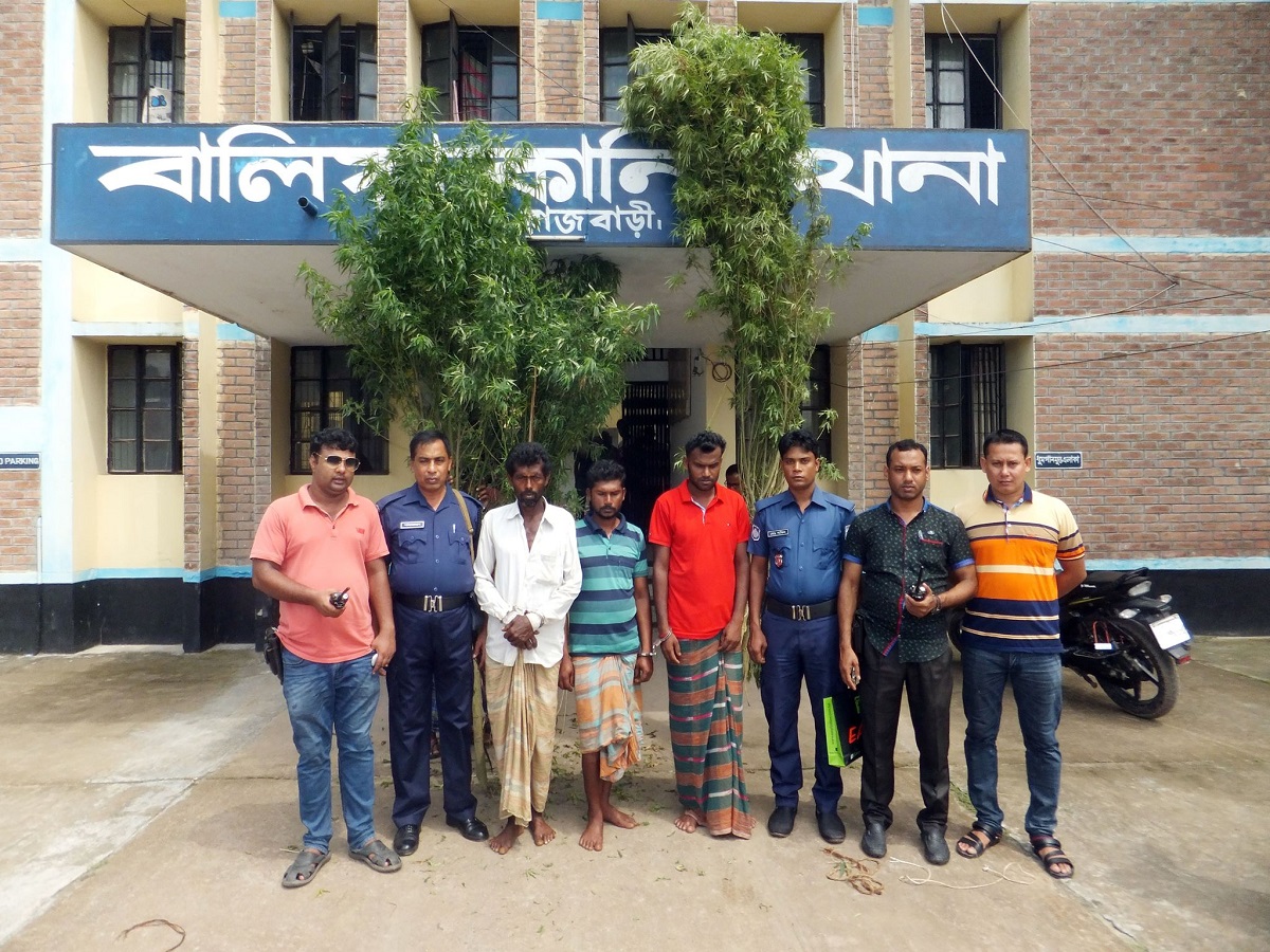 বাড়ির উঠোনে গাঁজা চাষ