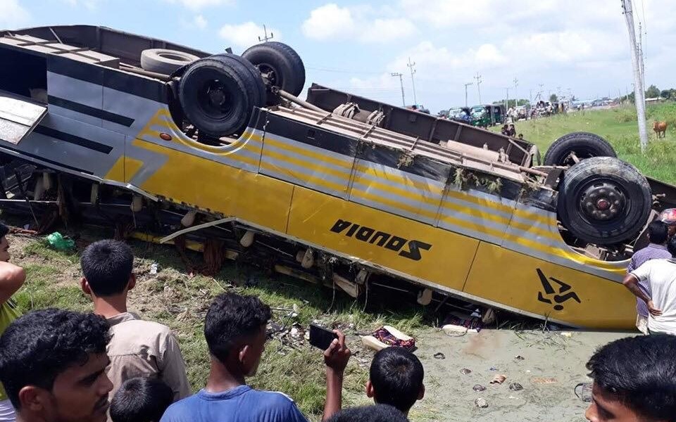 সৌদিয়া পরিবহনের বাস উল্টে খাদে, নিহত ১