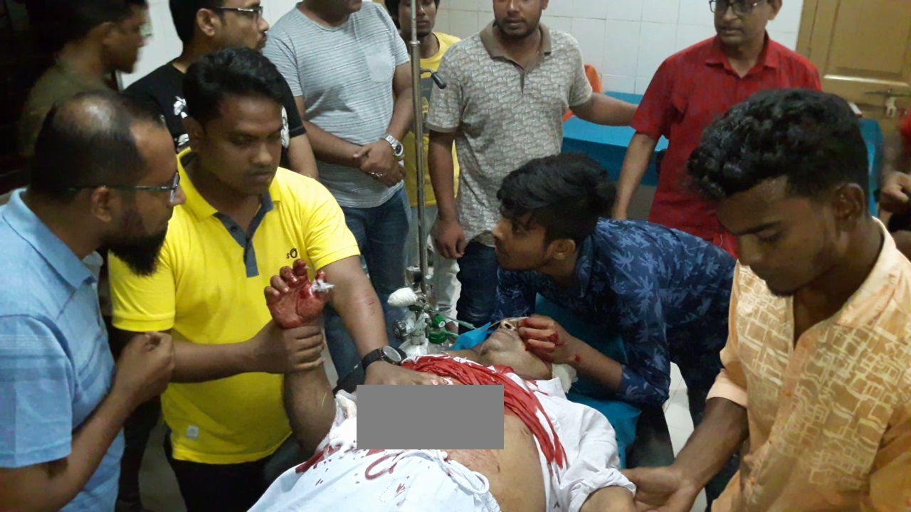 চুয়াডাঙ্গায় জেলা আওয়ামী লীগের নেতাকে কুপিয়ে হত্যার চেষ্টা